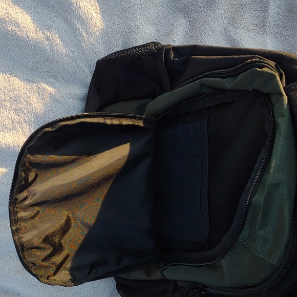 🙀PUMA Equivalence Backpack in Dark Green/Black - Picture 10 of 15